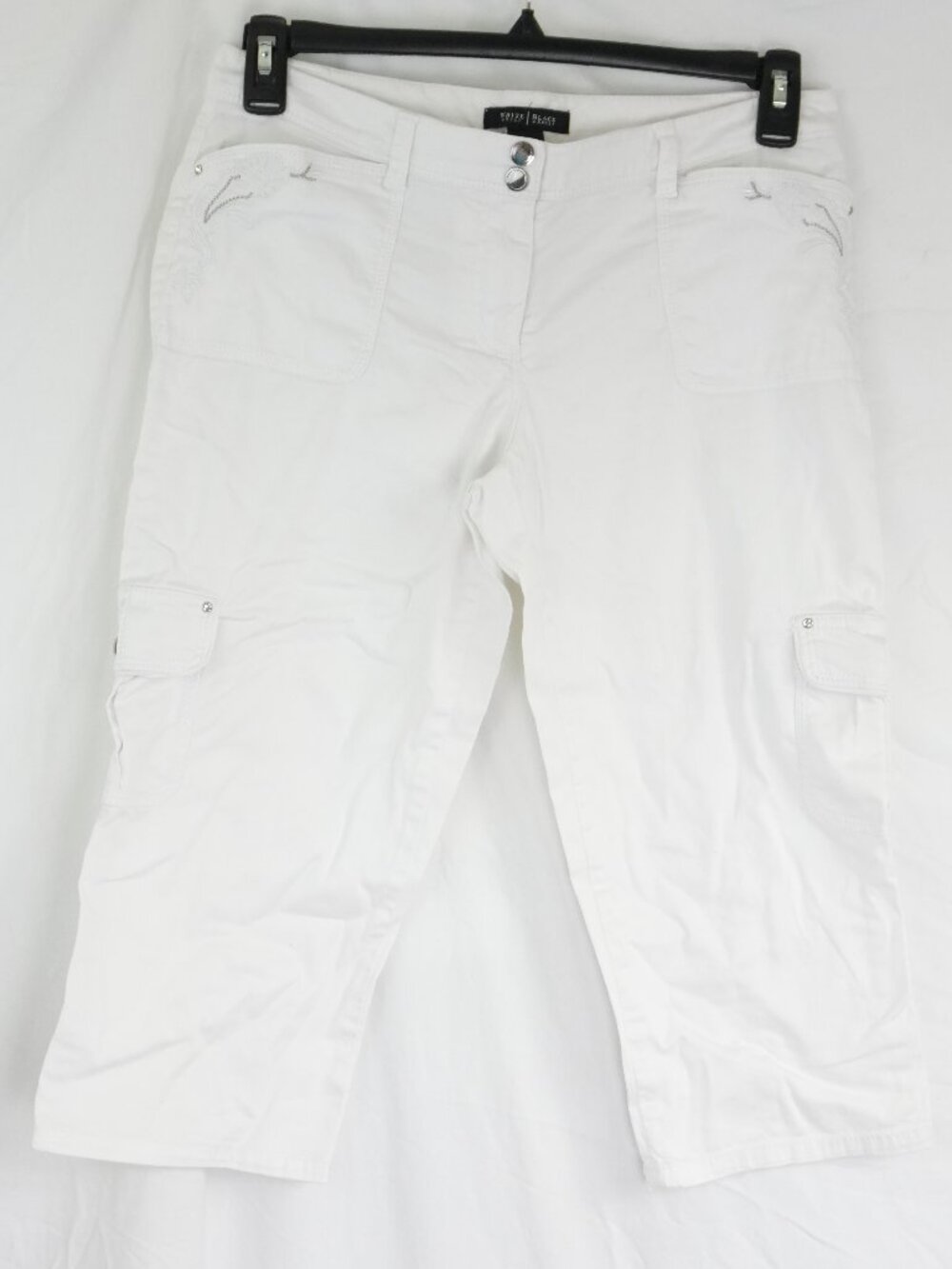 LNC WHBM Size 6 Capri Pants Floral Accent White Silver Stitched 6 Pockets